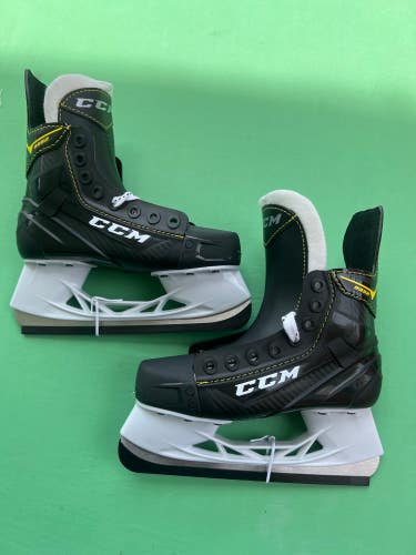 New Junior CCM Super Tacks 9352 Hockey Skates (Regular)- Size: 1