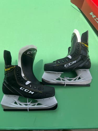 New Junior CCM Super Tacks 9352 Hockey Skates Regular Width Size 1