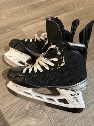 Bauer Vapor HyperLite Mens Pro Stock Size 8.5 Hockey Skates