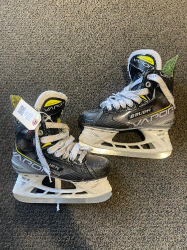 Used Junior Bauer Vapor 3X Hockey Skates Regular Width Size 2.5