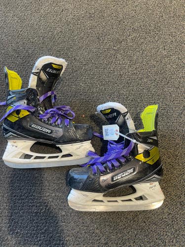 Used Intermediate Bauer Supreme 3S Hockey Skates Regular Width Size 4