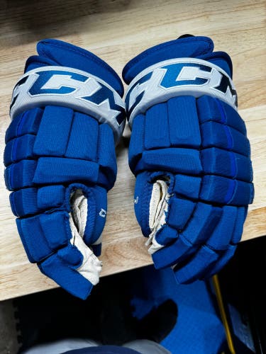 CCM pro stock glove (Colorado Avalanche)