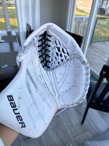 Bauer Vapor Hyperlite 2 Senior Goalie Glove