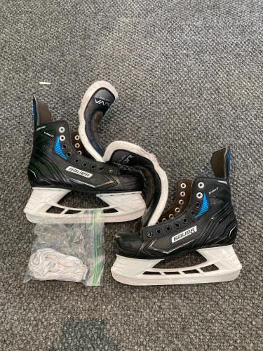 Used Intermediate Bauer Vapor VOLT Hockey Skates Regular Width Size 5