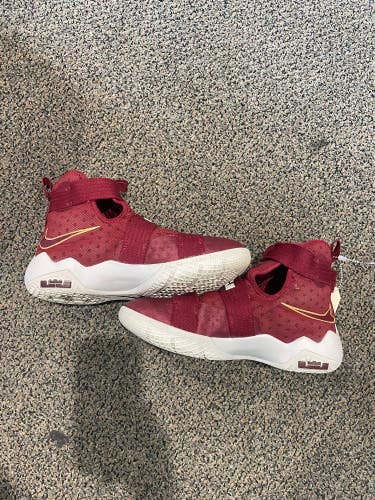 Used Youth 6 Nike Lebron Soldier 10 Shoes