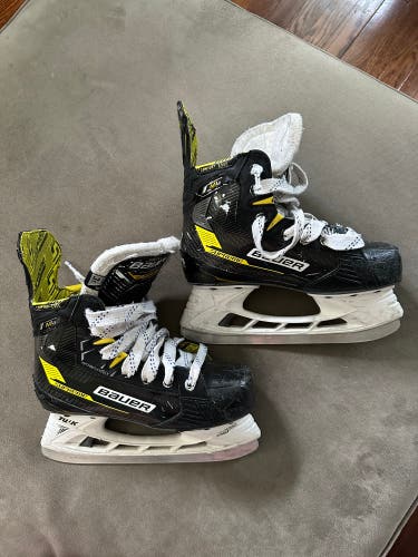Used Junior Bauer Supreme M4 Hockey Skates Regular Width Size 3.5