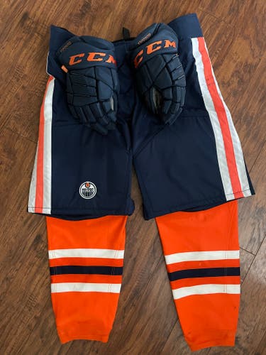 Edmonton Oilers set  Gloves, Shell, Socks