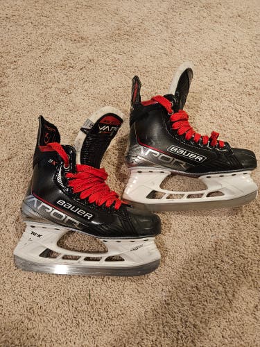 Used Intermediate Bauer Vapor 3X Hockey Skates Regular Width 6.5