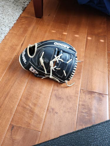 Used Right Handed Wilson Pitcher's A2000 B2 Baseball Glove 12"