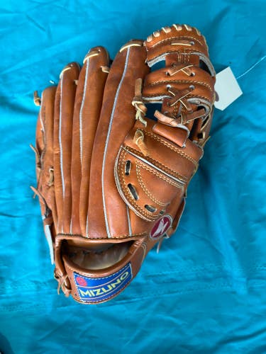Brown Used Adult Mizuno Right Hand Throw Outfield Baseball Glove 13"