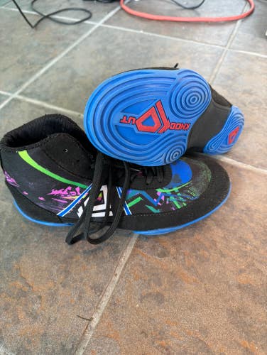 Knockout wrestling shoes size 4