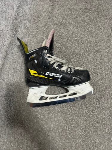 Used Intermediate Bauer Regular Width 6 Supreme M3 Hockey Skates