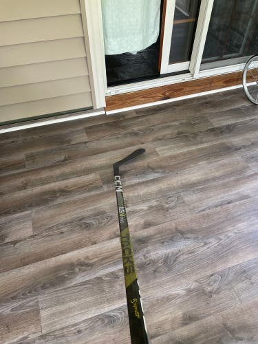 New Senior CCM Right Handed Mid Pattern Pro Stock Super Tacks AS-V Pro Hockey Stick