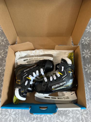 New Youth Bauer Supreme M5 Pro Hockey Skates Size 8 D