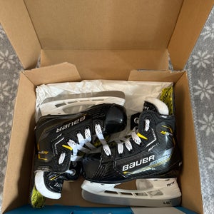 New Youth Bauer Supreme M5 Pro Hockey Skates Size 9 D
