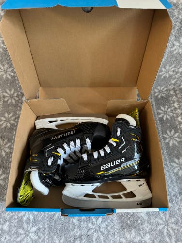 New Youth Bauer Supreme M5 Pro Hockey Skates Size 11 D