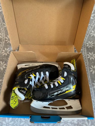 New Youth Bauer Supreme M4 Hockey Skates Size 8 D