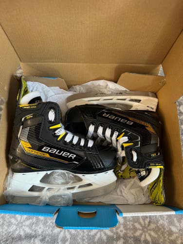 New Youth Bauer Supreme M4 Hockey Skates Size 11 D