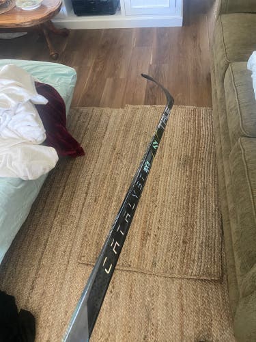 Used Intermediate True Right Handed P28 catalyst 9x3 Hockey Stick