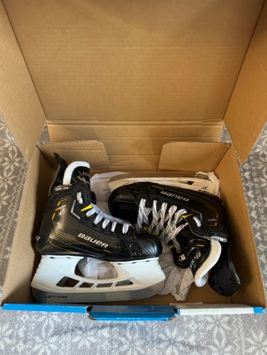 New Junior Bauer Supreme M5 Pro Hockey Skates Size 1.5 D