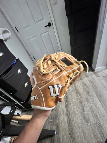 Slightly Used Wilson 11.5" A2000 1716 Baseball Glove