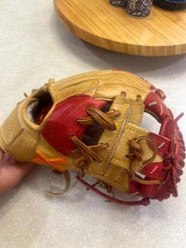 Aria baseball glove