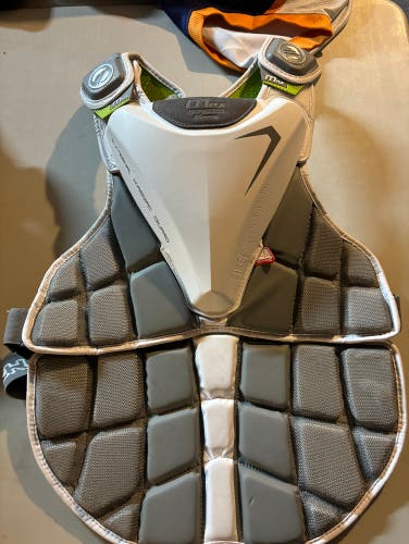 Like New Large/Extra Large Maverik MAX EKG Shoulder Pads