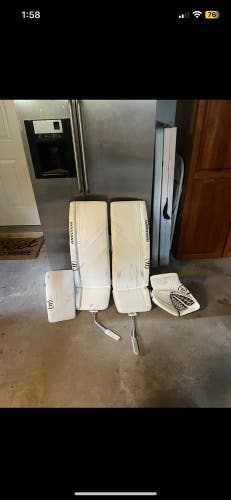 PRACTICALLY NEW Warrior Goalie Full Set 34”