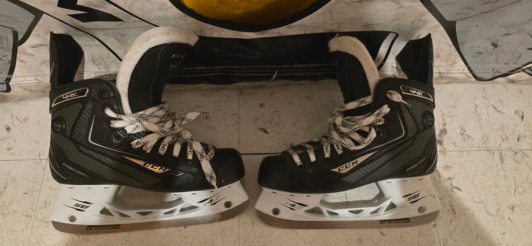 Used Intermediate CCM RibCor 44K Hockey Skates Regular Width Size 5.5