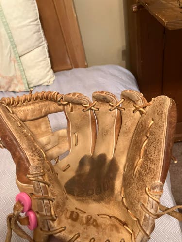 Used  Infield 11.5" A2000 Baseball Glove
