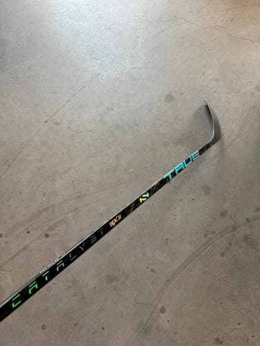 New Senior True Right Handed P28 Pro Stock catalyst 9x3 Hockey Stick