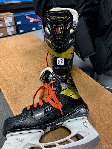 Bauer Supreme 3s Used Intermediate Size 5.5 Hockey Skates