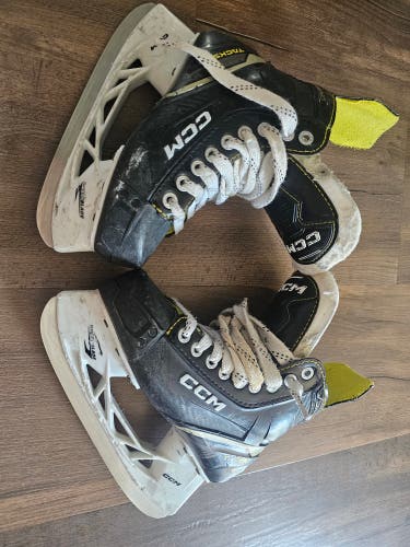Used Junior CCM AS 560 Hockey Skates Size 2