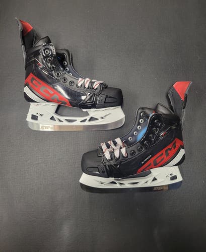 New Intermediate Mutiple Sizes CCM JetSpeed FT6 Hockey Skates Regular Width