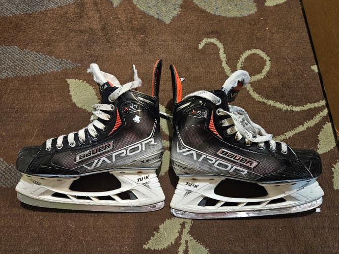 Used Intermediate Bauer Vapor X3.7 Hockey Skates Regular Width Size 4.5