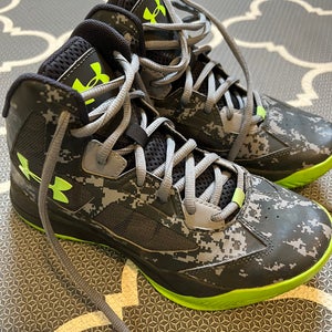 Under Armour Camo Basketball Sneakers Size 3.5y