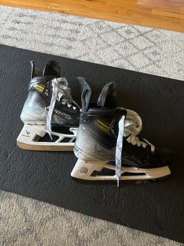 Used Senior Bauer Vapor Hyperlite 2 Hockey Skates Regular Width 9