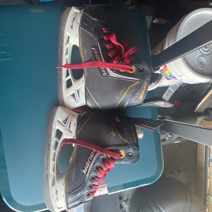 Hockey player skates Bauer