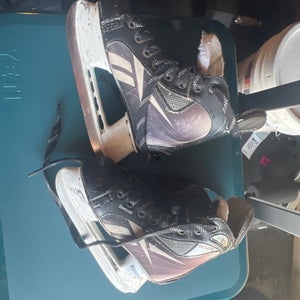Hockey player skates Reebok youth