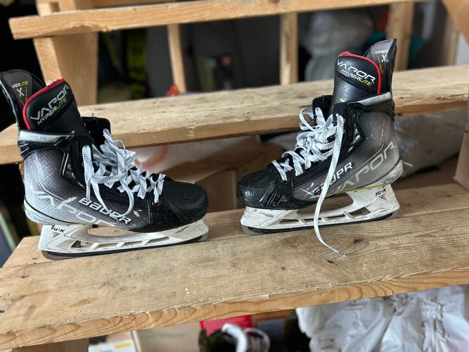 Used Intermediate Bauer Regular Width  6.5 Vapor Hyperlite Hockey Skates