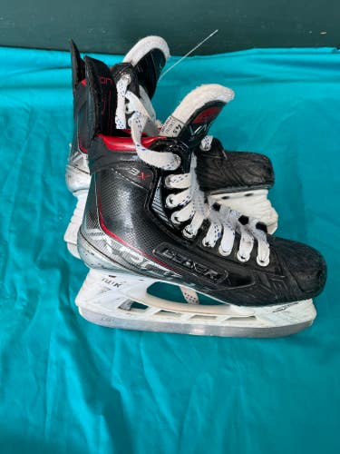 Used Intermediate Bauer Vapor 3X Hockey Skates Size 4.5