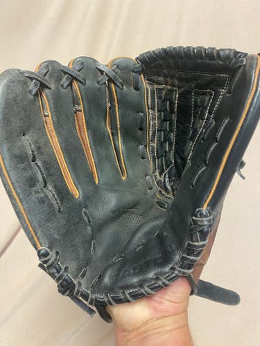 Used Right Hand Throw Easton Phantom Baseball Glove