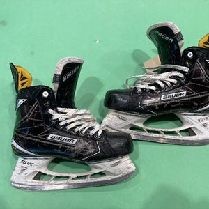 Used Senior Bauer Supreme Matrix Hockey Skates Size 8.5