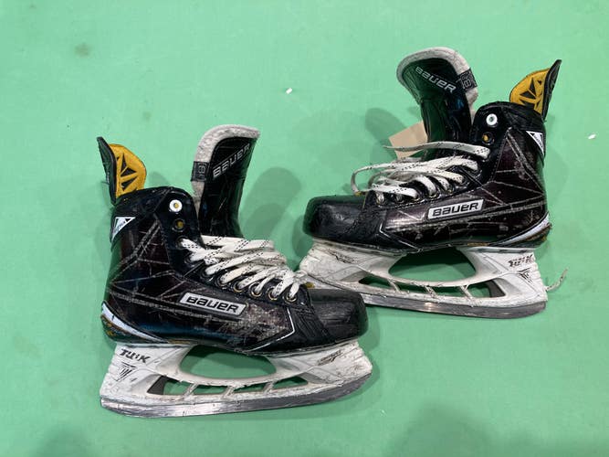 Used Senior Bauer Supreme Matrix Hockey Skates Size 8.5