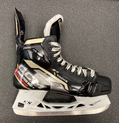 New Intermediate CCM AS-570 Hockey Skates, WIDE, Size 6.5