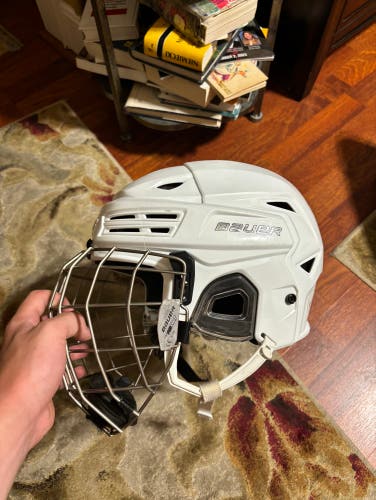 Used Medium Bauer  Re-Akt 200 Helmet