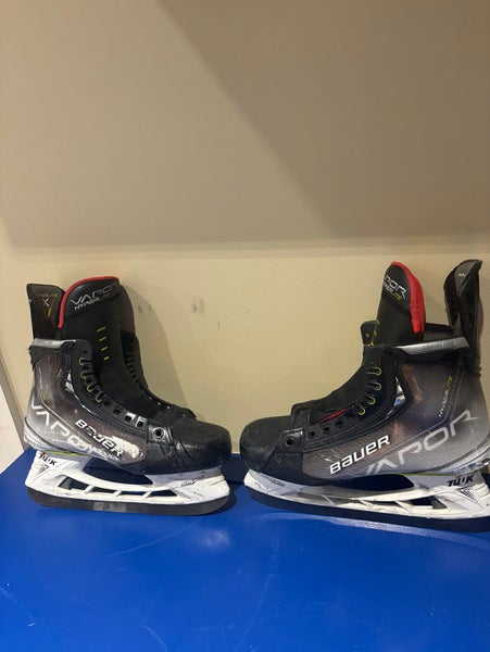Bauer vapor hyperlite hockey skates (size 8.5)