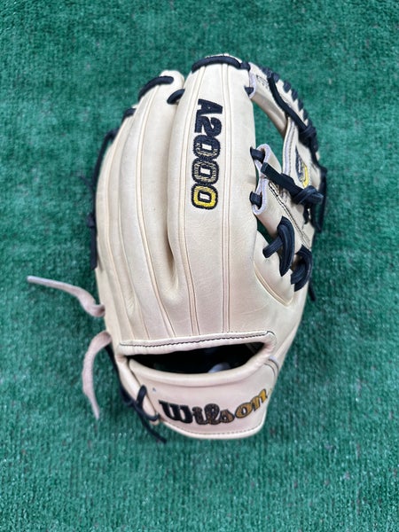Used 2023 Wilson Right Hand Throw Infield A2000 1786 Baseball Glove 11.5"