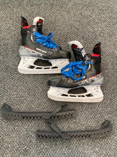 Used Intermediate Bauer Vapor 3X Hockey Skates Size 5.5 Fit 1