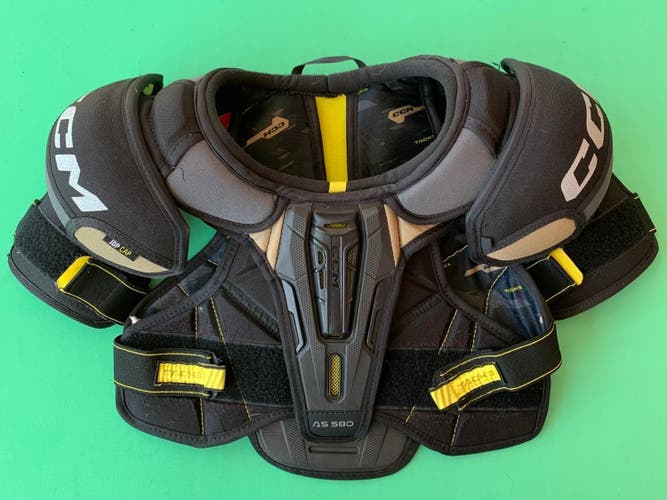 Used Medium Junior CCM AS580 Shoulder Pads
